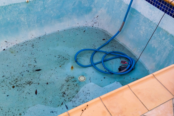 como descobrir vazamento em piscina