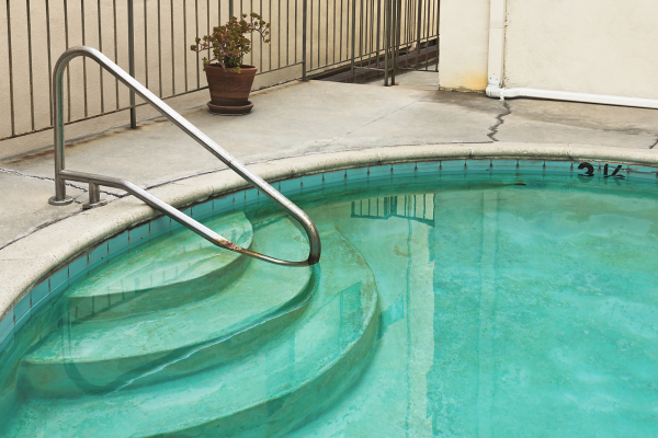 como descobrir vazamento em piscina