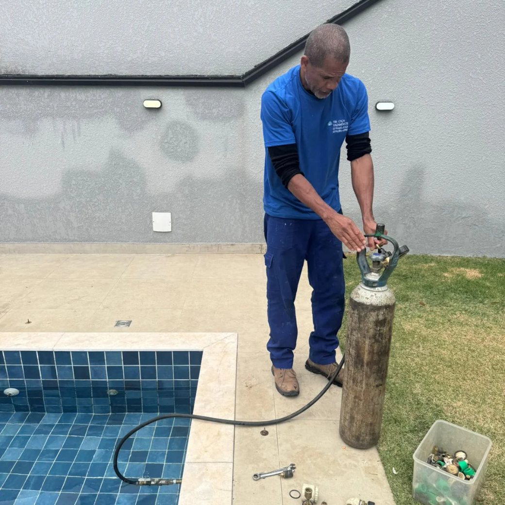 Técnico especialista em caça vazamento utilizando equipamentos de última geração